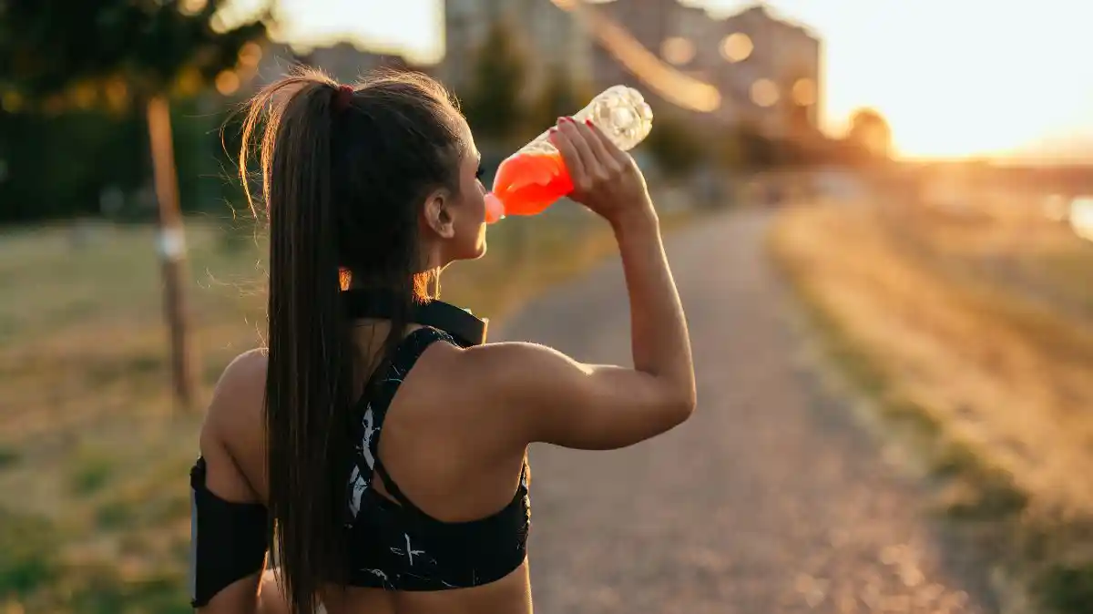 Co jeść po treningu? Oprócz pożywienia warto sięgać po napoje izotoniczne, które szybko uzupełniają straty glikogenu wywołane treningiem.