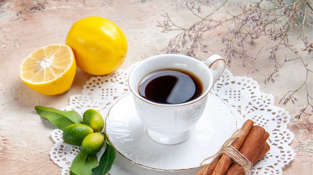 kawa w filiżance i cytryna
