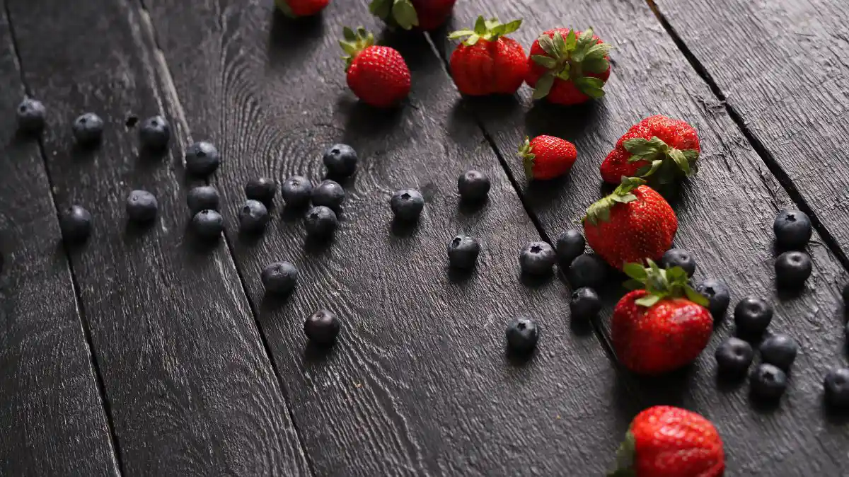 W diecie przeciwzapalnej zamiast słodkich przekąsek polecane są owoce jagodowe lub orzechy.
