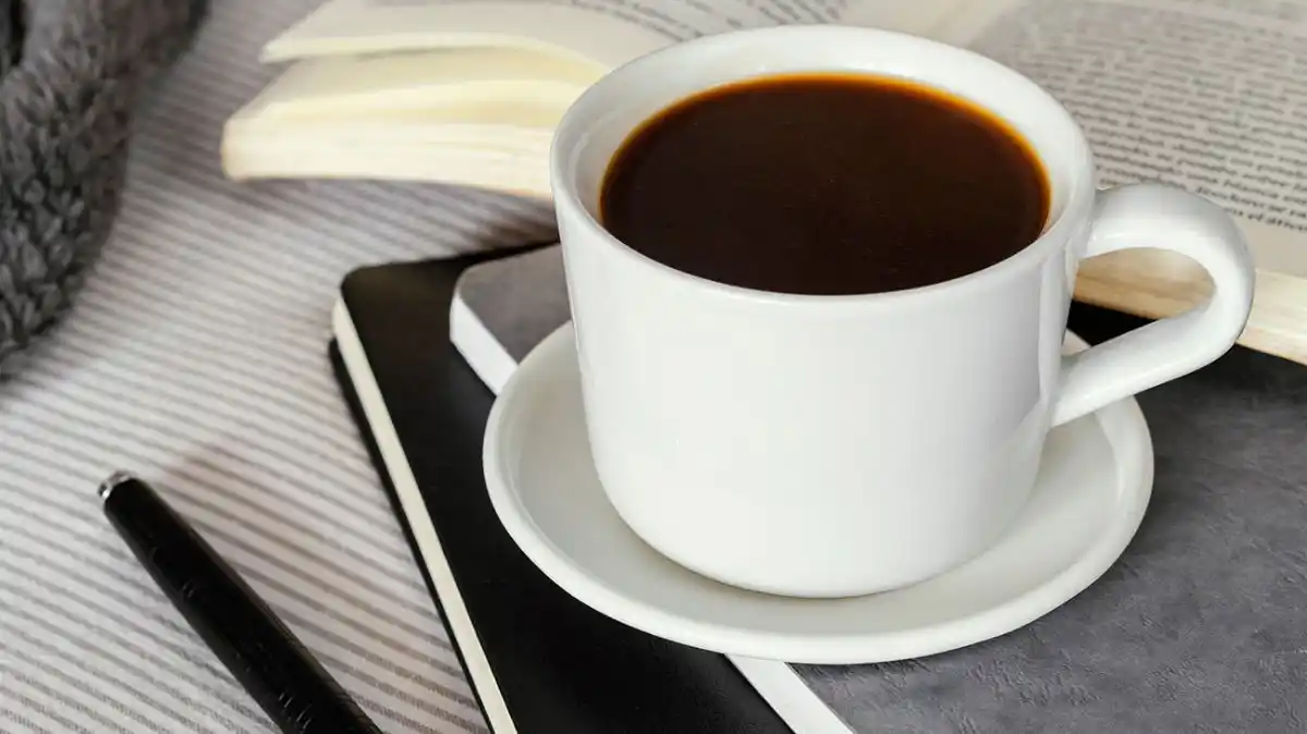 Piramida zdrowego odżywiania zachęca do picia umiarkowanych ilości kawy.