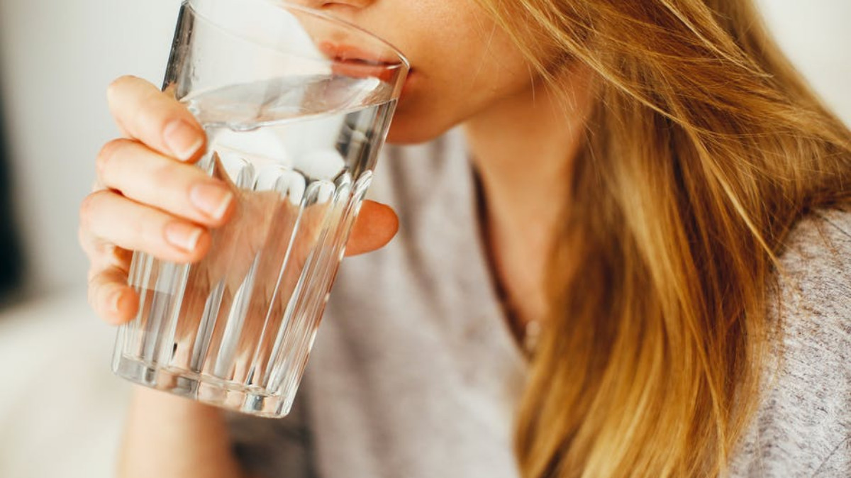 szklanka wody – nawodnienie organizmu