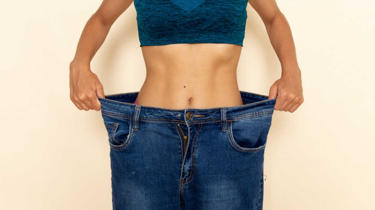 kobieta w za dużych spodniach po redukcji – dieta 1000 kcal