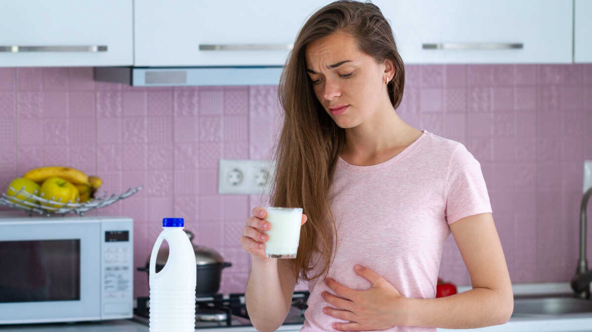 kobieta z nietolerancją laktozy pijąca mleko 